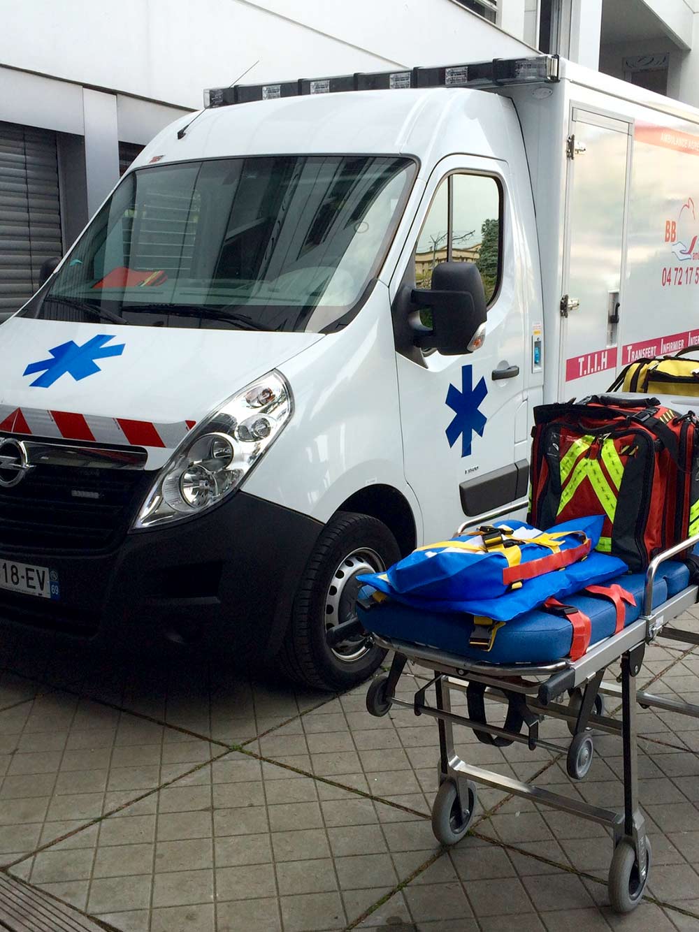 Ambulance : transfert paramédicalisé inter hospitalier Lyon / Rhône-Alpes.