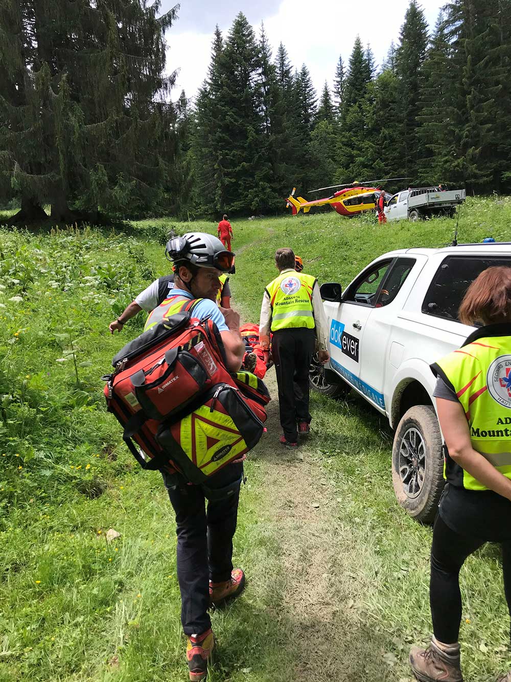 Assistance médicale, événement, sport outdoor, course et trail, dispositif de secours.